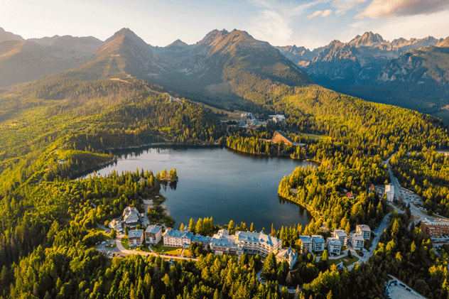 Lago Štrbské con vistas al Parque Nacional Tatra.