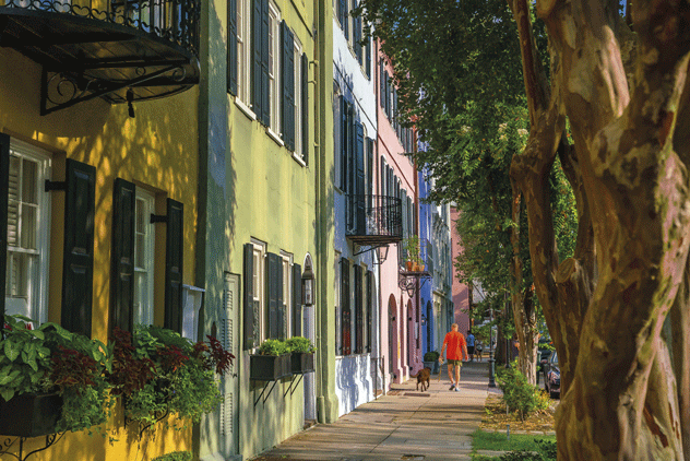 Rainbow Row, hilera de coloridas casas georgianas en East Bay St, Charleston.