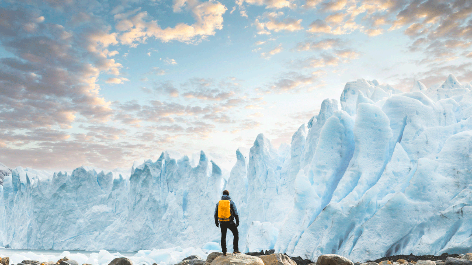 Senderista admirando el glaciar Perito Moreno. 