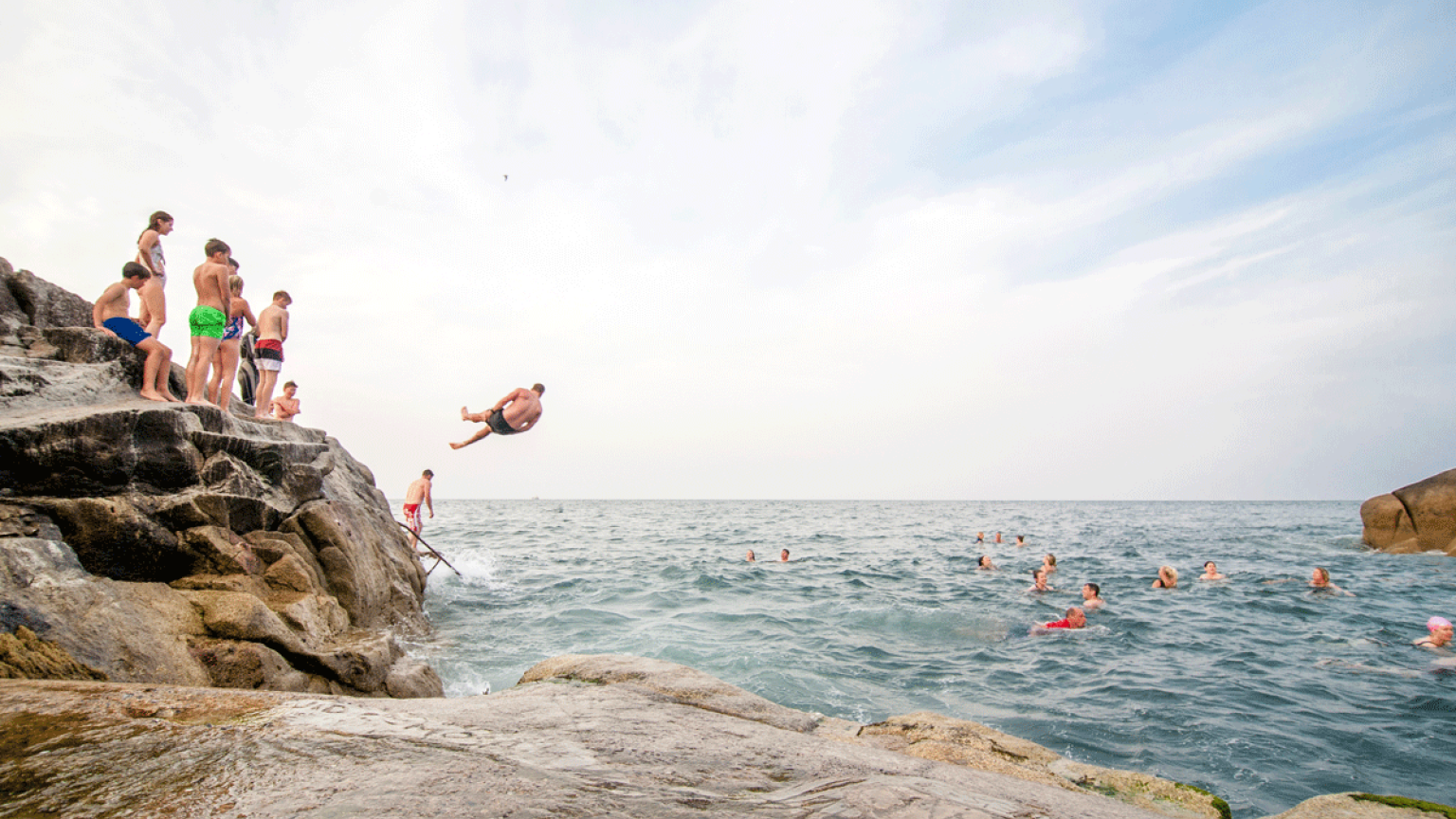 Desde zambullirse en el mar de Irlanda hasta chapotear en un sumidero natural, aquí están las mejores piscinas junto al mar del mundo. © Valerio.Galli / Shutterstock