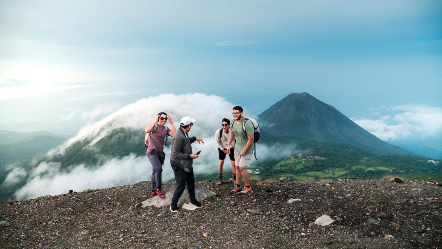 Viajeros delante del volcán San Salvador.