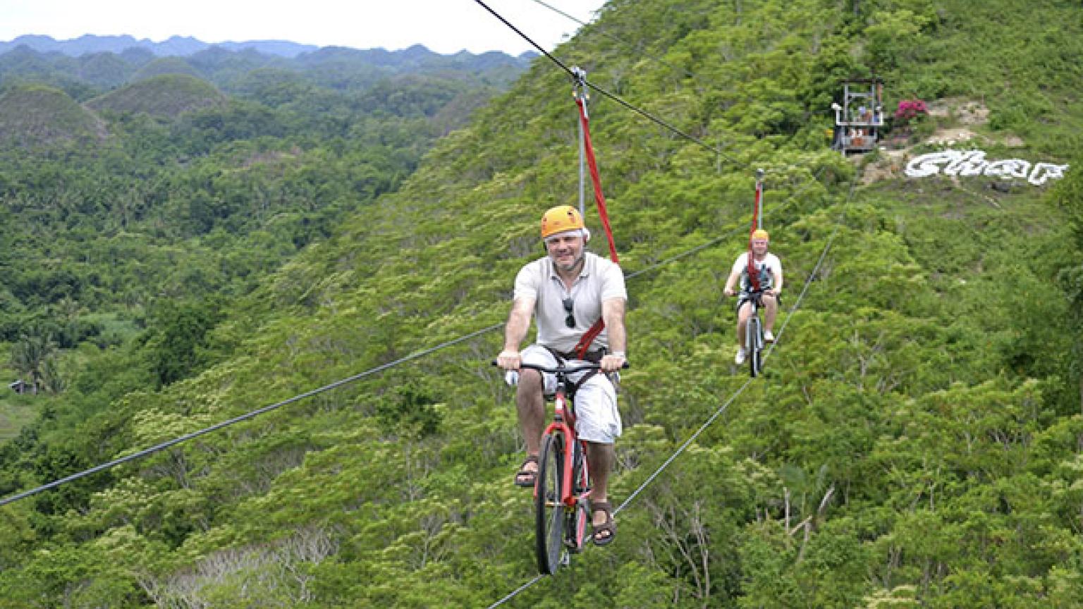 Pedaleando en el aire en Bohol, Filipinas