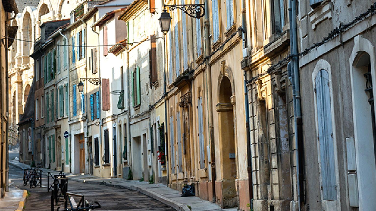 Calles estrechas de Arles, Francia