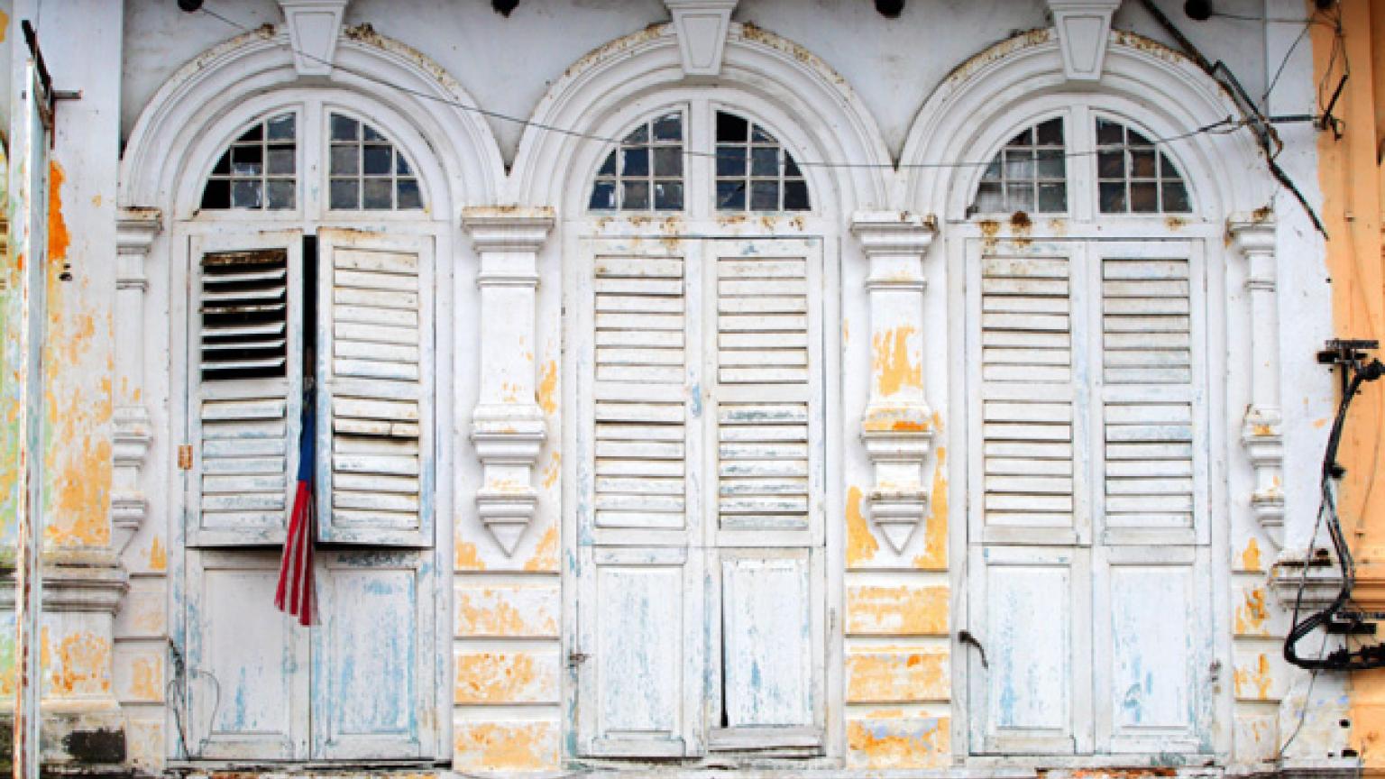 Contraventanas de madera en el encantador casco antiguo de Ipoh, Malasia