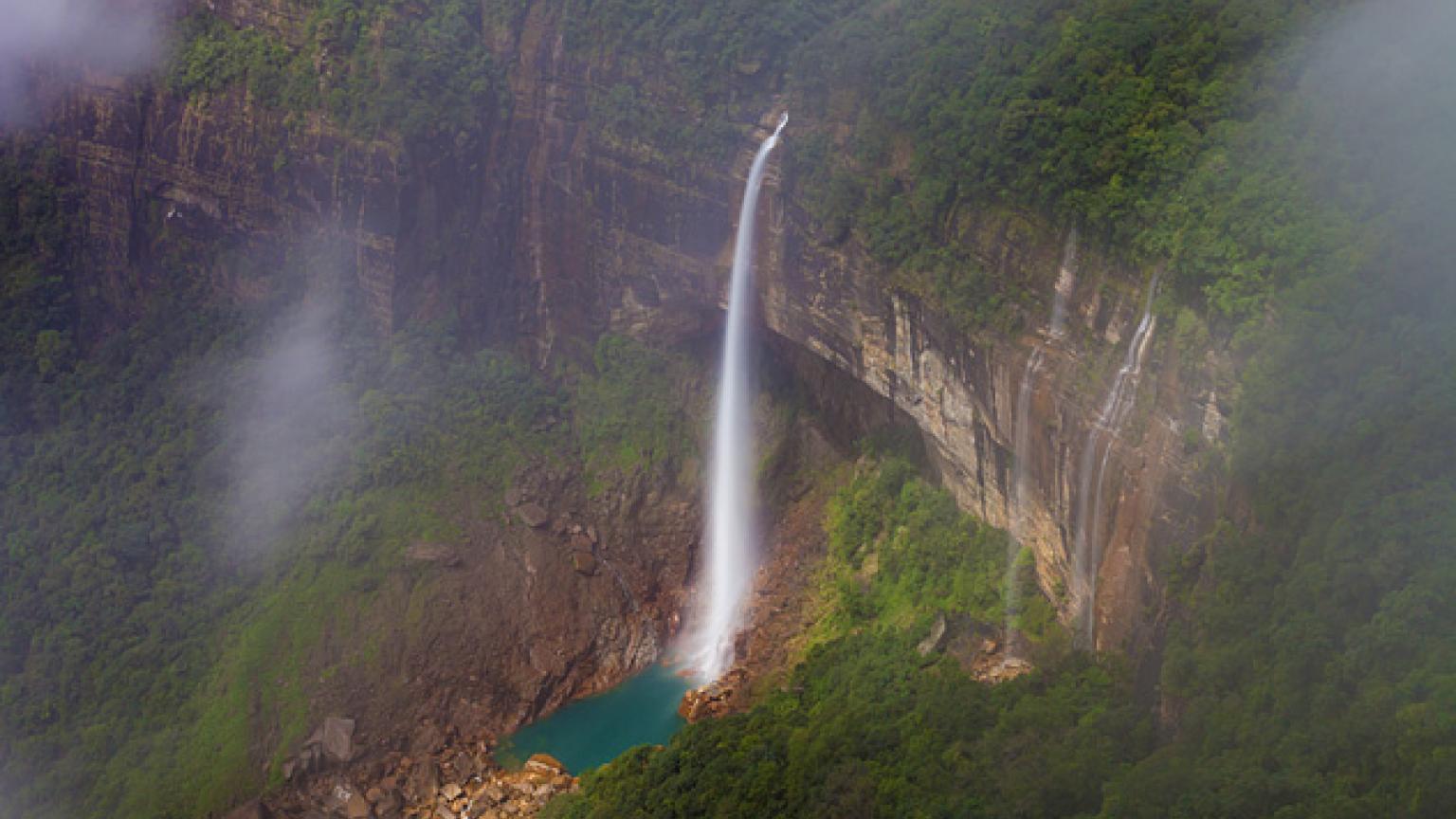 Vista de las cataratas de Nohkalikai, en Cherrapunji, Megalaya, en India