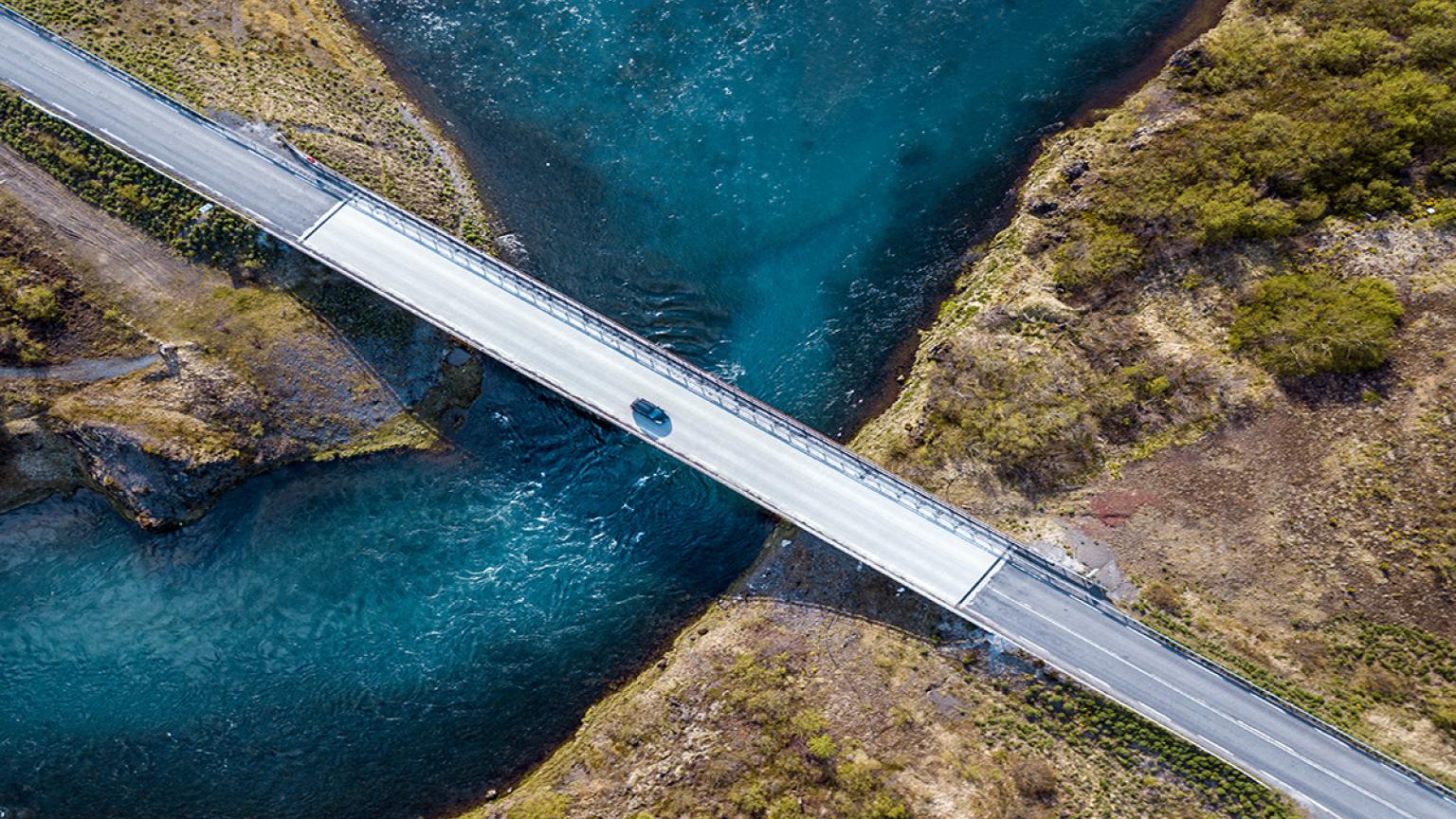 Coche cruzando un puente © HRAUN / Getty Images.