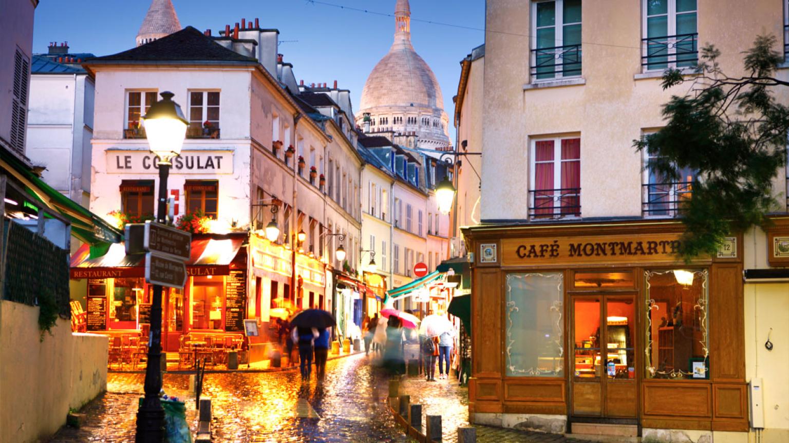 La cúpula del Sagrado Corazón de Montmartre sobre una calle peatonal al anochecer. © Matt Munro / Lonely Planet