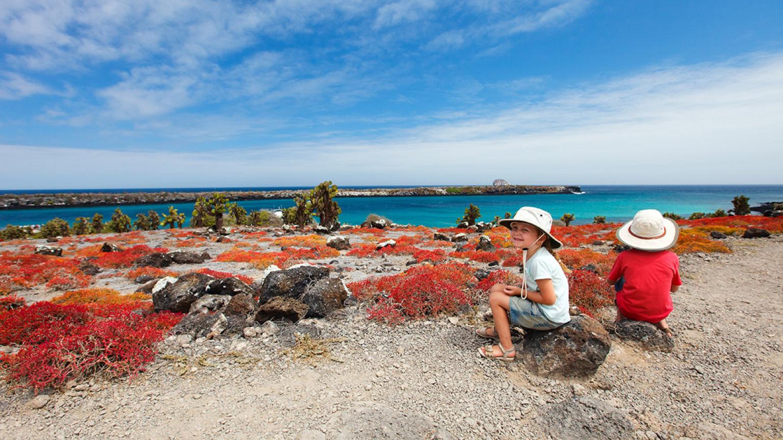 Niños en las islas Galápagos, Ecuador. Viaje sostenible Lonely Planet