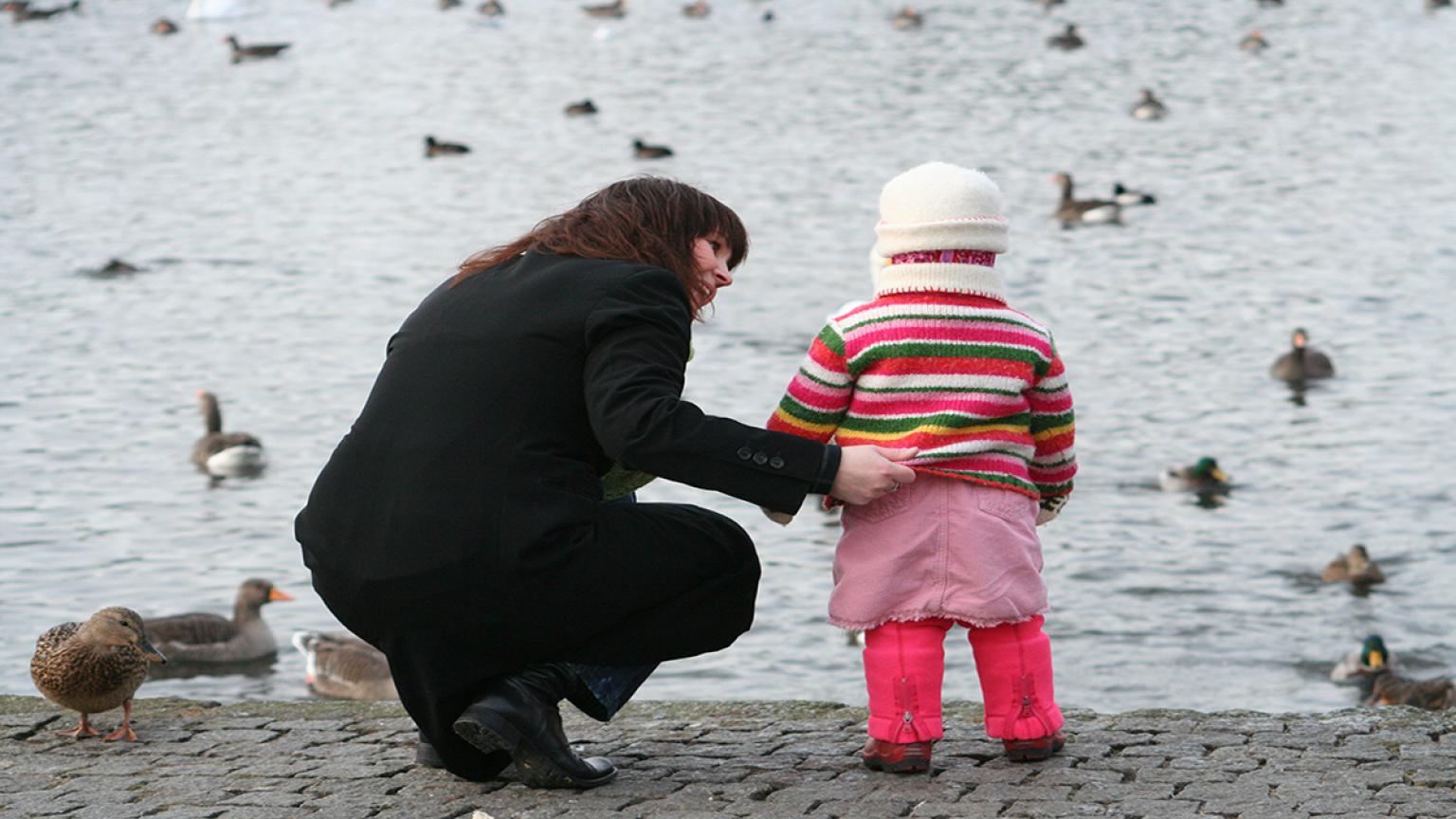 Madre y su hijo en el lago Tjorn ©Jonathan Smith/Lonely Plane