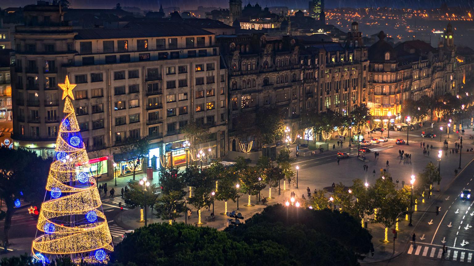 Árbol de Navidad y avenida de los Aliados, Oporto, Portugal