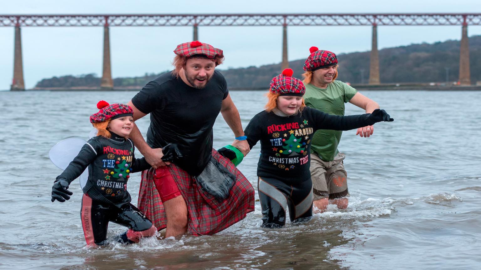 El día después del Hogmanay, los juerguistas de Edimburgo se curan la resaca con un baño helador de Año Nuevo en el Annual Loony Dook. 