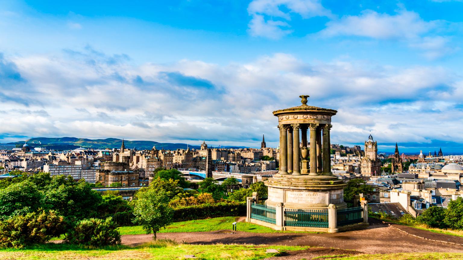 Vista del perfil de Edimburgo desde Calton Hill.