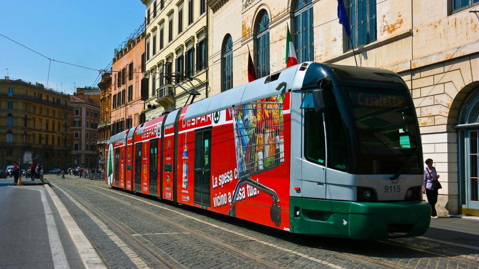 Pasajeros subiendo a un tranvía en Roma, donde el transporte público incluye metro, autobús y tranvía.