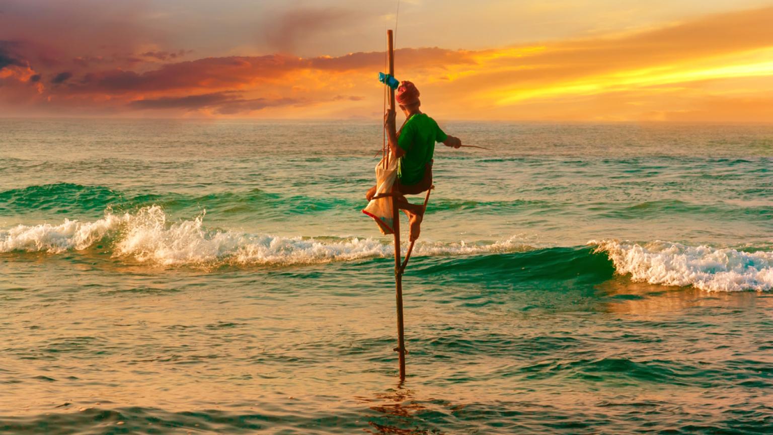 Pescador cerca de Galle, Sri Lanka