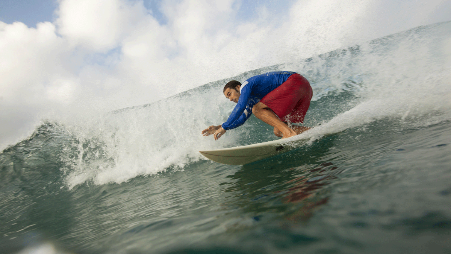 Surfeando las olas en Nicaragua. 