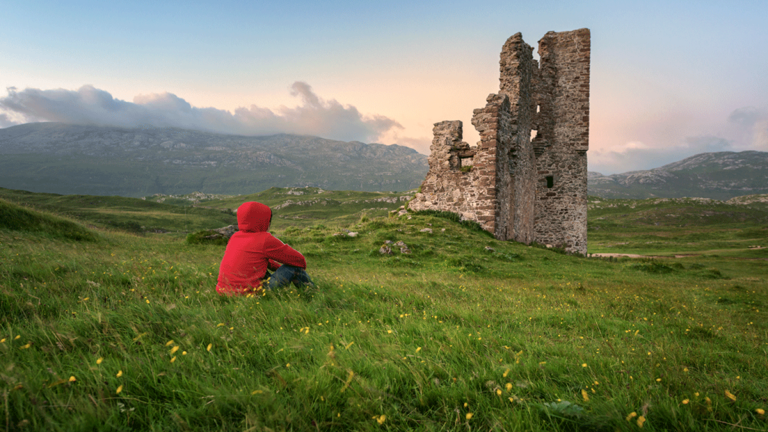 Admirando las ruinas de un castillo escocés.