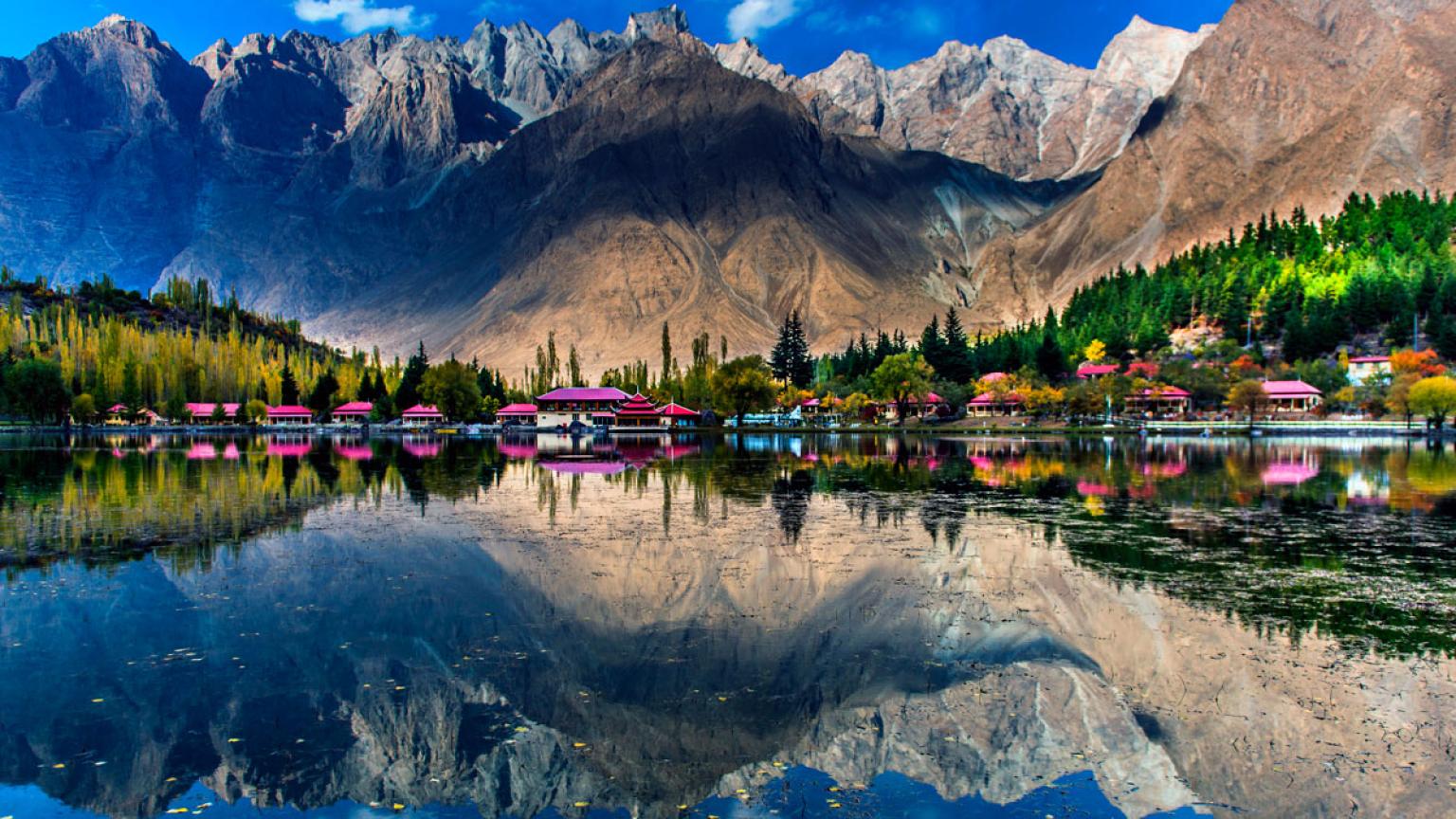 Lago Skardu, Pakistán.