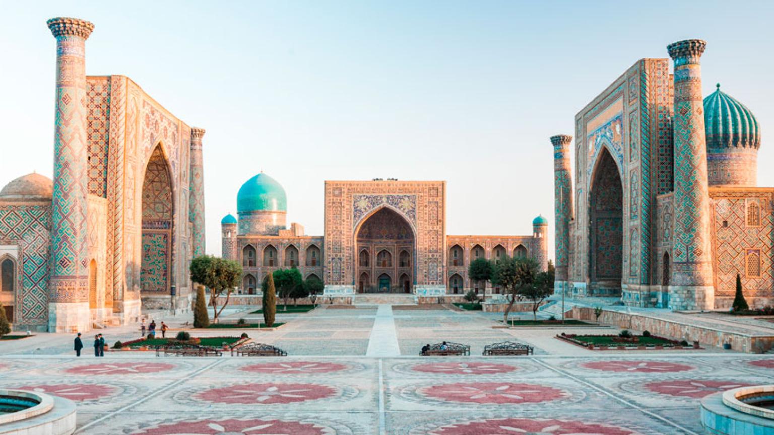 Plaza Registan en la ciudad de Samarcanda, Uzbekistán. © Dudarev Mikhail/Shutterstock