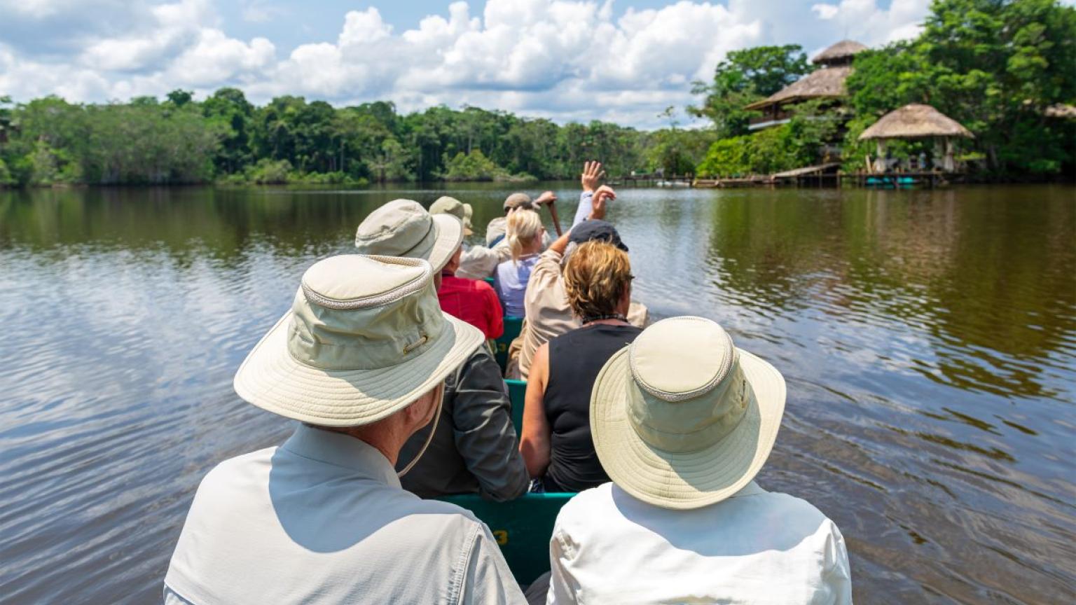 Grupo turístico llegando a la selva amazónica lodge en canoa, Parque Nacional Yasuní, Ecuador.