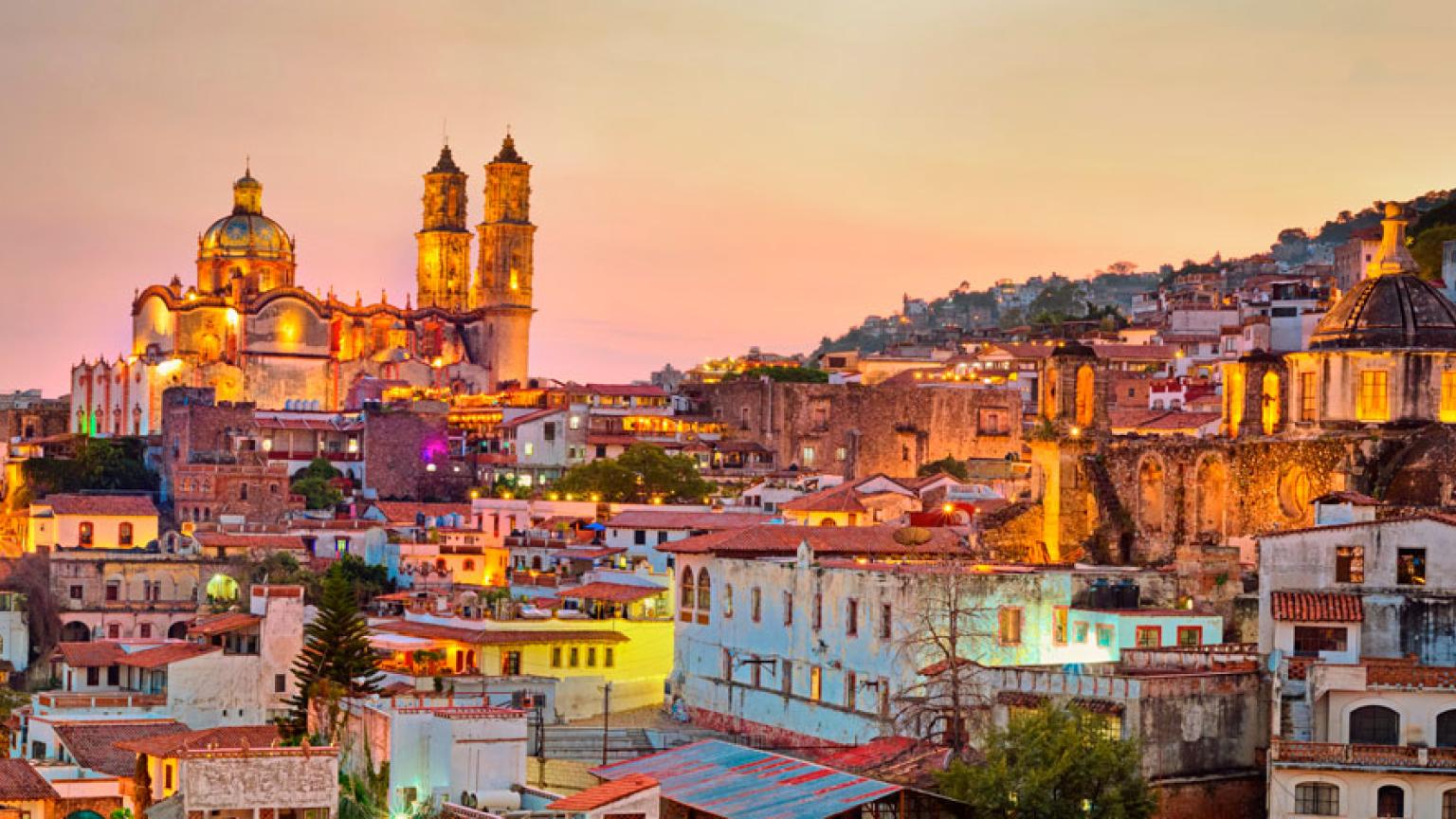 Ciudad de Taxco al atardecer, México. © Belikova Oksana/Shutterstock