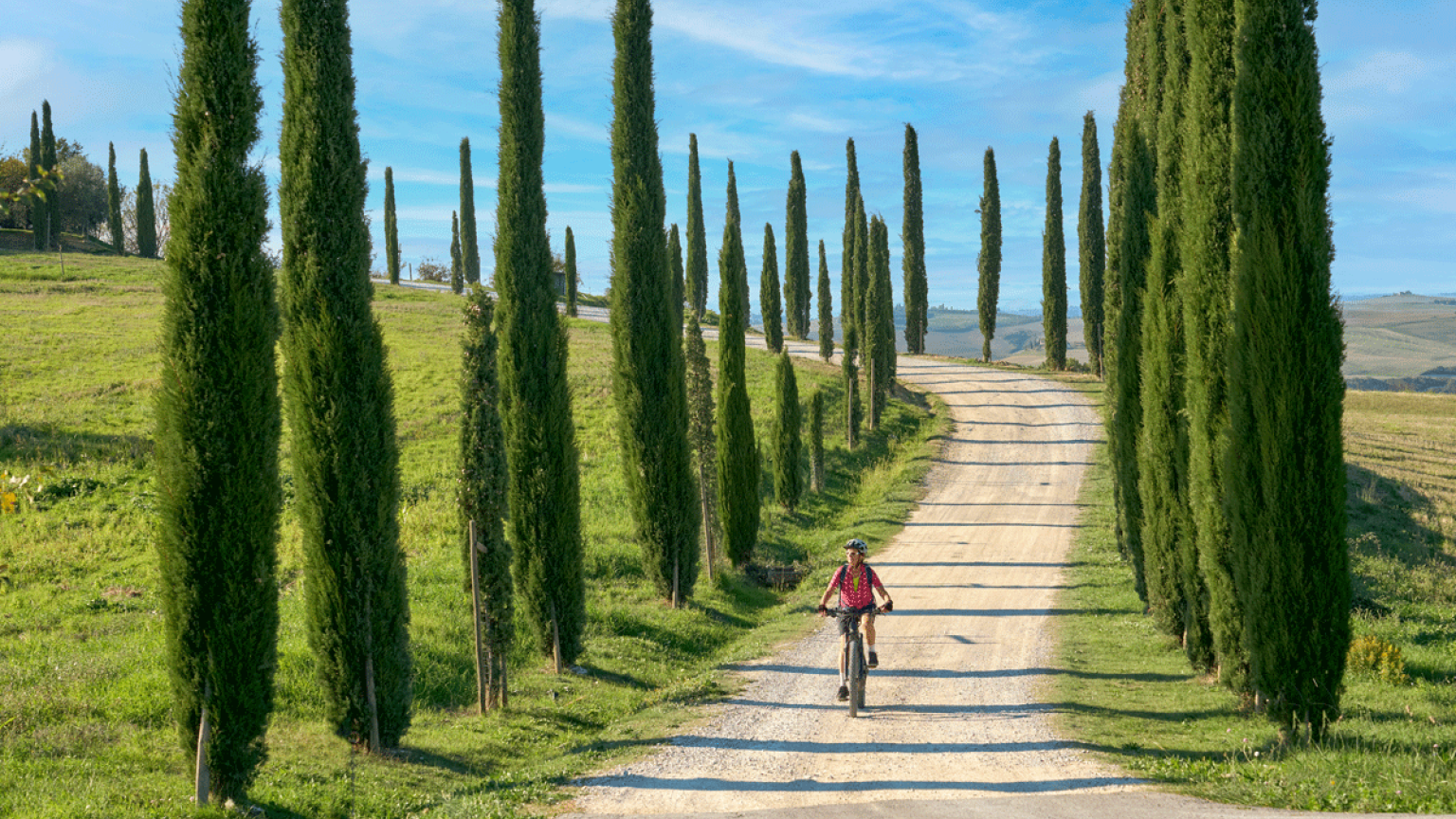 Ciclista por el paisaje de la Toscana.