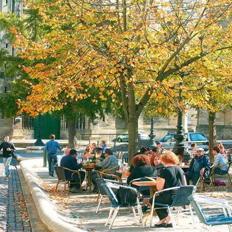 Terraza soleada en el barrio de Saint-Michel