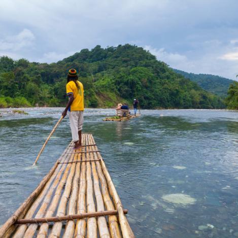 Paseo en balsa de bambú en Río Grande (Great River), Jamaica