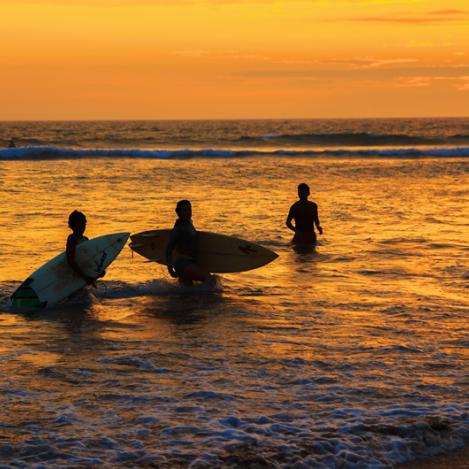 Surf en Máncora, costa norte, Perú