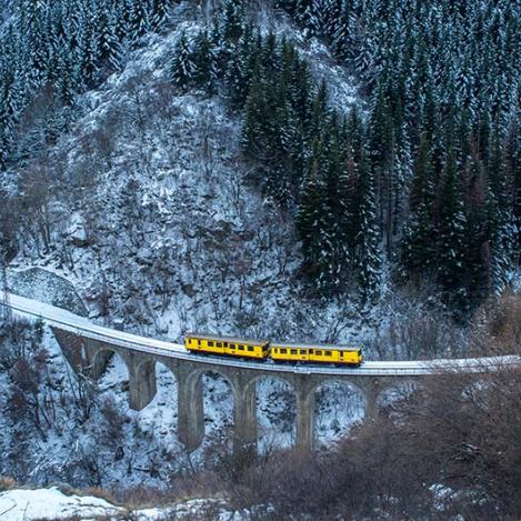 Tren amarillo atravesando el viaducto Séjourné, Francia