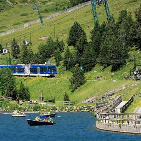 Tren-cremallera en la Vall de Núria, Cataluña, España