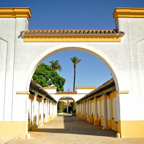 Arco de entrada a las Bodegas Barbadillo.