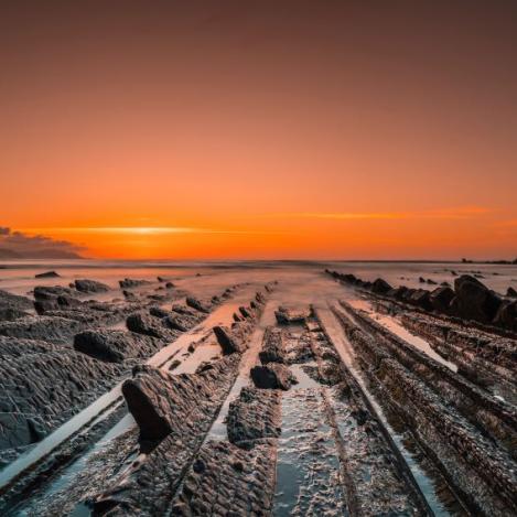 Hermosa puesta de sol en la Sakoneta, es una playa de Deba (Guipuzkoa)