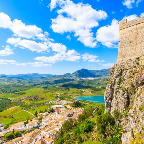 Torre del castillo y vista de Zahara de la Sierra.