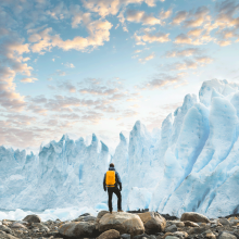 Senderista admirando el glaciar Perito Moreno. 