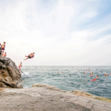 Desde zambullirse en el mar de Irlanda hasta chapotear en un sumidero natural, aquí están las mejores piscinas junto al mar del mundo. © Valerio.Galli / Shutterstock