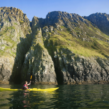 Kayak por las aguas de Donegal.