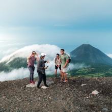 Viajeros delante del volcán San Salvador.