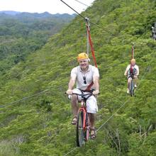 Pedaleando en el aire en Bohol, Filipinas