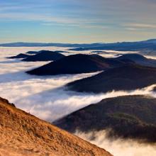 Los volcanes de Auvernia se asoman entre las nubes bajas, Francia