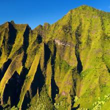 Vista aérea de la costa Na Pali, en Kauai, Hawái, EE UU