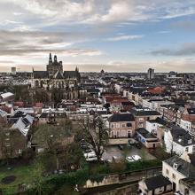 Vista de la ciudad de Den Bosch con la catedral de San Juan al fondo, Brabante, Países Bajos. 