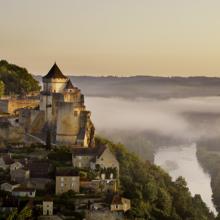 El Château de Castelnaud –construido entre los ss. XIII y XVII– se cierne sobre un valle en la Dordoña, Francia