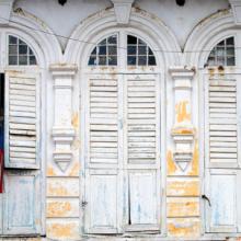 Contraventanas de madera en el encantador casco antiguo de Ipoh, Malasia