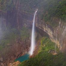 Vista de las cataratas de Nohkalikai, en Cherrapunji, Megalaya, en India