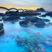 Puente del Dragón de Sansiantai conecta las islas de la zona con la costa este de Taiwán