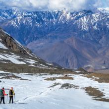 Montañeros descendiendo desde el Thorung La, el pase de montaña más alto del mundo, Nepal