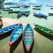 Barcas junto al lago Pokhara, Nepal