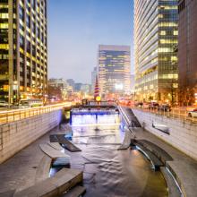 El canal Cheonggyecheon, Seúl, Corea del Sur