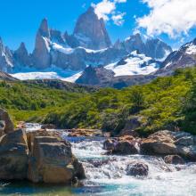 Paisaje de lagos y montañas en Argentina