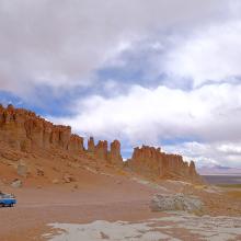 Furgoneta en los Monjes de la Pacana, Desierto de Atacama, Chile